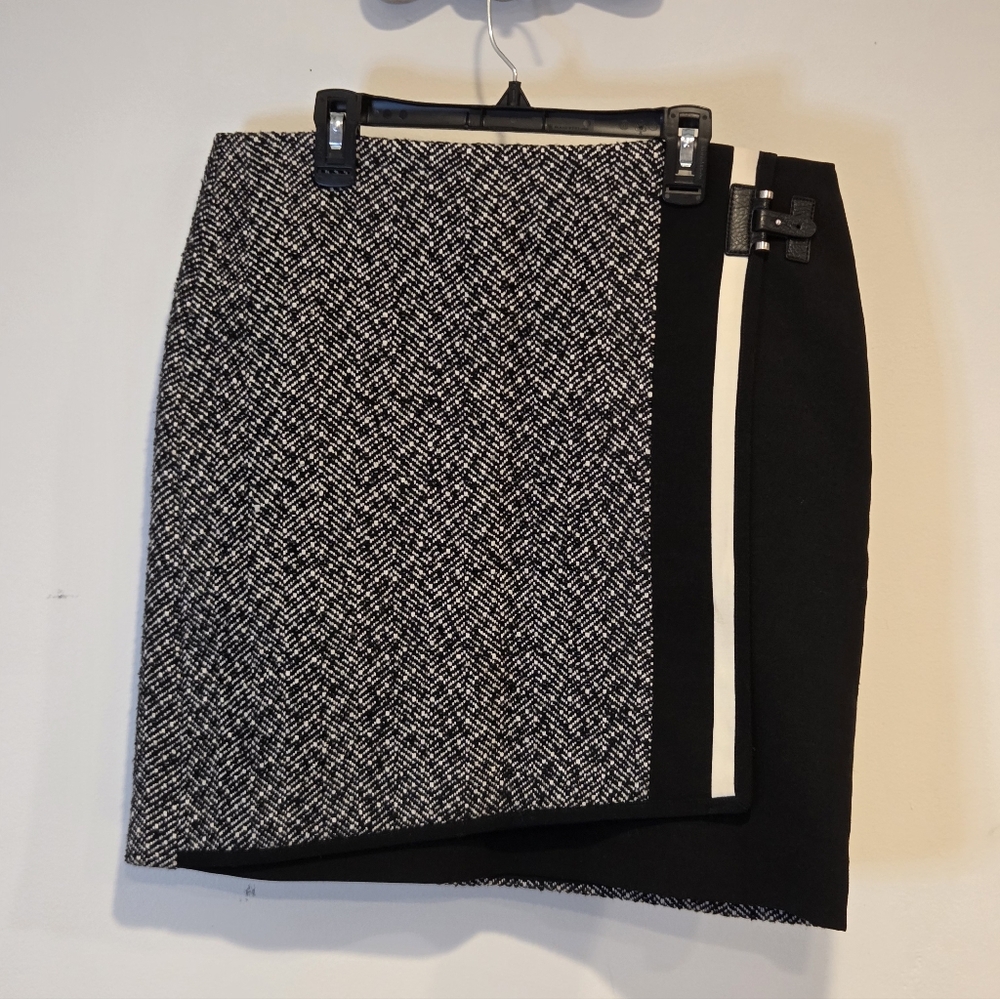 White House Black Market Chic Black and White Women's Pencil Skirt,Size 6.